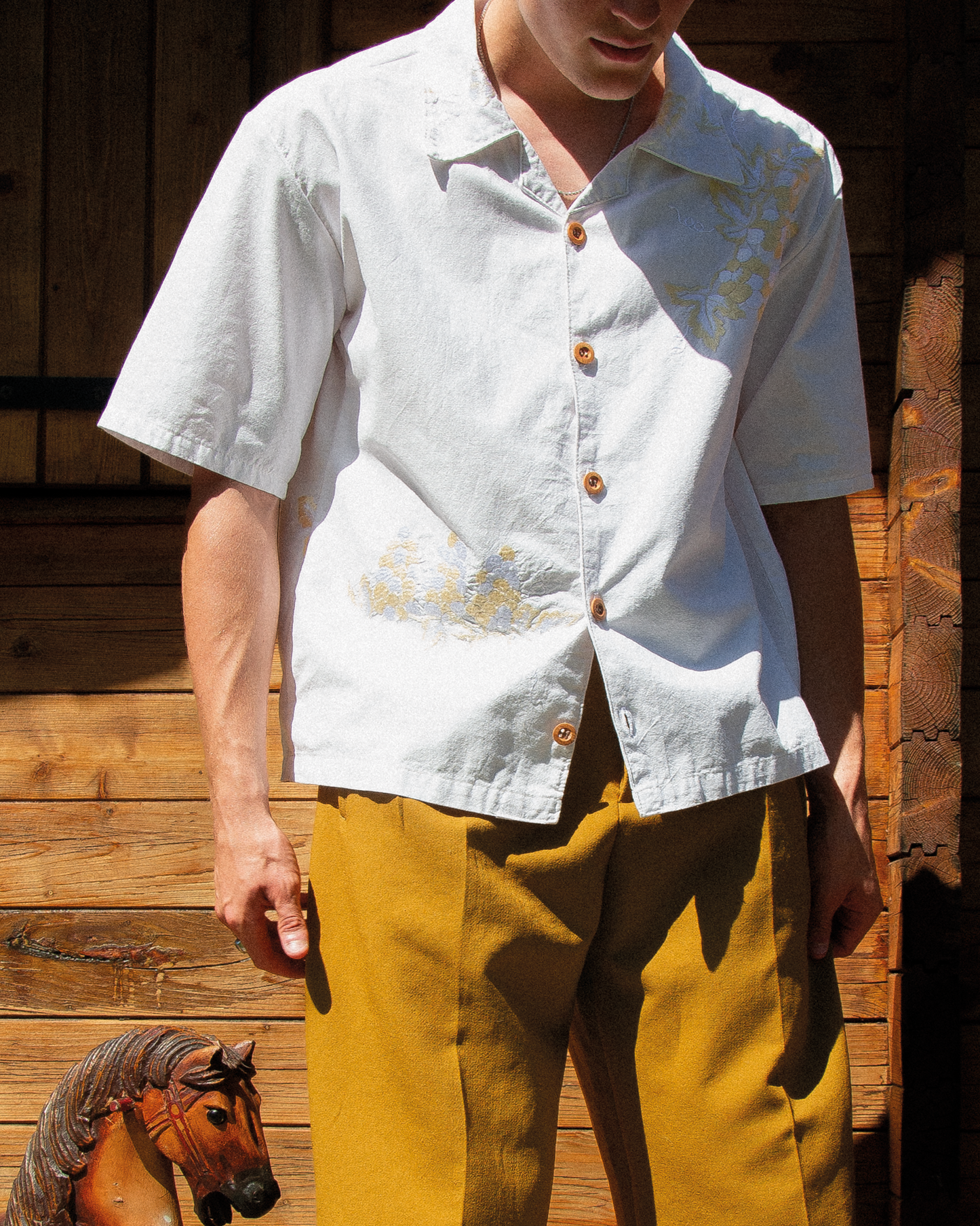 La chemise or blanc