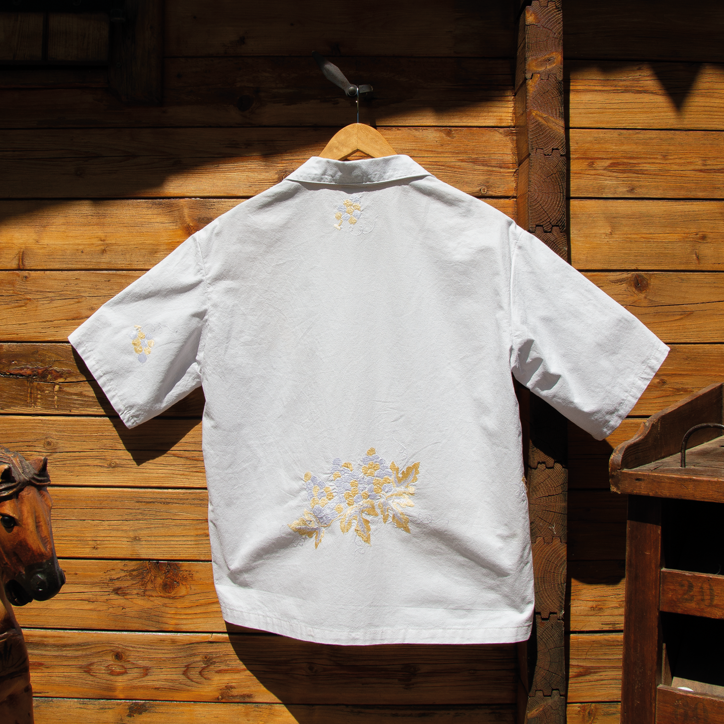 La chemise or blanc